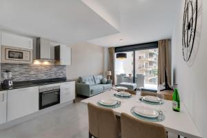 a kitchen and living room with a table and chairs at Calpe Beach & City - Premium in Calpe
