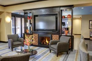 Χώρος καθιστικού στο Holiday Inn Express Hotel & Suites Texarkana East, an IHG Hotel