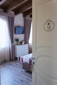 Il Castelluccio Country Resort Restaurant & SPA的电视和/或娱乐中心