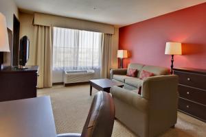 O zonă de relaxare la Holiday Inn & Suites Bakersfield, an IHG Hotel