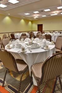 Restavracija oz. druge možnosti za prehrano v nastanitvi Holiday Inn & Suites Bakersfield, an IHG Hotel