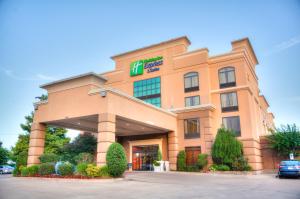 un hotel con un cartel en la parte delantera en Holiday Inn Express Tyler South, an IHG Hotel en Tyler