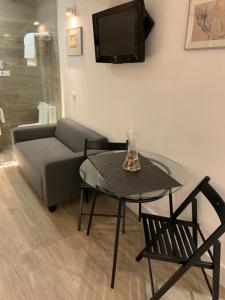 un soggiorno con tavolo e divano di Moderno y funcional apartamento en el centro-Lavapies-El rastro a Madrid