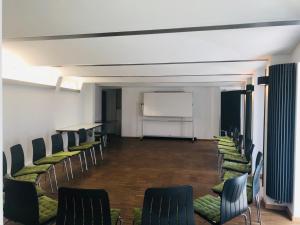 une chambre de classe avec des chaises, un tableau blanc et un tableau noir dans l'établissement Hotel Europa, à Bamberg