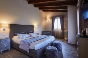 Il Castelluccio Country Resort Restaurant & SPA客房内的一张或多张床位