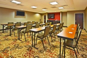 Biznesa zona un/vai konferenču telpa naktsmītnē Holiday Inn Express & Suites Springfield, an IHG Hotel