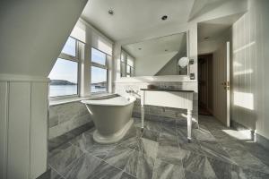 Koupelna v ubytování Oban Bay Hotel