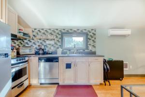 Kjøkken eller kjøkkenkrok på Upscale NE Portland Guesthouse