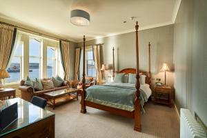 Postel nebo postele na pokoji v ubytování Oban Bay Hotel
