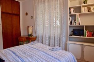 - une chambre avec un lit et une étagère dans l'établissement BREZZA MARINA, à Rome