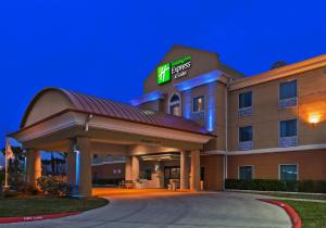 un hotel con cenador frente a un edificio en Holiday Inn Express & Suites, Corpus Christi NW, Calallen, an IHG Hotel, en Corpus Christi