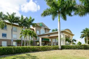 un edificio con palmeras delante en Holiday Inn Express & Suites Florida City-Gateway To Keys, an IHG Hotel, en Florida City