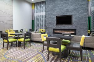 A restaurant or other place to eat at Holiday Inn Express and Suites Norman, an IHG Hotel