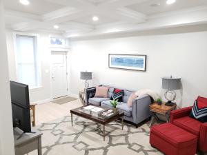 uma sala de estar com dois sofás e uma televisão em Spacious & Bright home In Bloomingdale/ Truxton DC em Washington