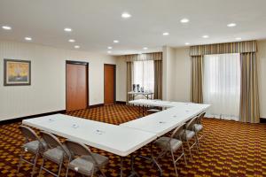 uma sala de reuniões com uma grande mesa branca e cadeiras em Holiday Inn Express & Suites Jackson, an IHG Hotel em Jackson