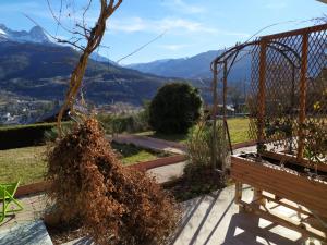 Vista generica sulle montagne o vista sulle montagne dall'interno dell'appartamento