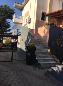 um conjunto de escadas em frente a uma casa em Respect to the Guest em Tessalônica