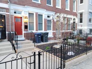una fila di case con una porta rossa di Spacious & Bright home In Bloomingdale/ Truxton DC a Washington