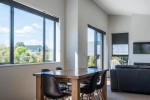 Un comedor con una mesa y sillas y un sofá. en Simply Stunning, en Wanaka
