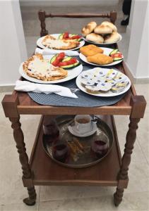 une table avec plusieurs assiettes de nourriture dans l'établissement Lahovary Palace Hotel, à Bucarest