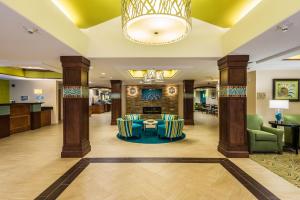 eine Lobby eines Hotels mit Stühlen und einem Kamin in der Unterkunft Holiday Inn Express Hotel & Suites Jacksonville-Blount Island, an IHG Hotel in Jacksonville