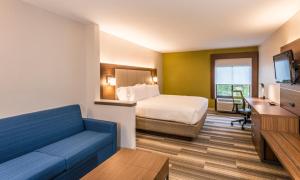 Телевизор и/или развлекательный центр в Holiday Inn Express Hotel & Suites Jacksonville-South by IHG