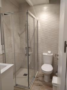 Koupelna v ubytování Apartamentos El Brezu + 18 fotografií