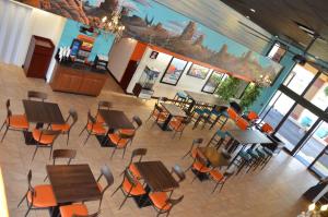 A restaurant or other place to eat at Howard Johnson by Wyndham Yuma