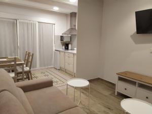 uma sala de estar com um sofá e uma mesa em Apartamentos El Brezu em La Vega