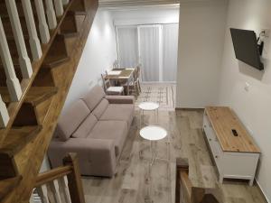 uma sala de estar com um sofá e uma mesa em Apartamentos El Brezu em La Vega
