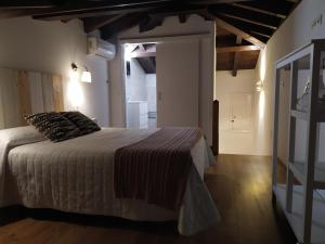 Кровать или кровати в номере Apartamentos El Brezu