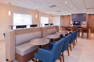 Holiday Inn Express & Suites - Omaha - 120th and Maple, an IHG Hotel