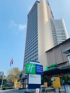 深圳深圳东门智选假日酒店的一座前面有招牌的大楼
