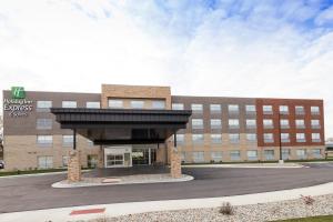 a hospital building with a large building at Holiday Inn Express & Suites - Auburn by IHG in Auburn