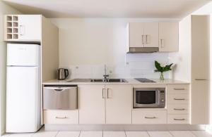 A kitchen or kitchenette at Silkari Lagoons Port Douglas 