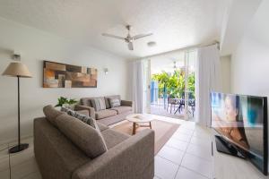 TV a/nebo společenská místnost v ubytování Silkari Lagoons Port Douglas