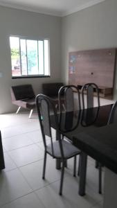 een eetkamer met 2 stoelen en een tafel bij Apartamento em Guaramiranga in Guaramiranga