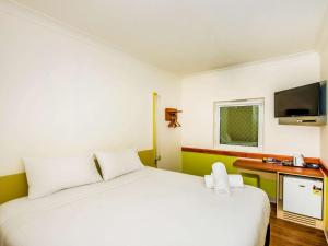ibis budget Windsor Brisbane tesisinde bir odada yatak veya yataklar