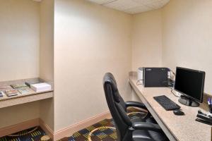 ein Büro mit einem Schreibtisch mit einem Computer und einem Stuhl in der Unterkunft Holiday Inn Express Hotel & Suites-Saint Joseph, an IHG Hotel in Saint Joseph