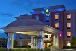un edificio alberghiero con un gazebo di fronte di Holiday Inn Express Orlando-Ocoee East, an IHG Hotel a Orlando