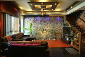 Sala de estar con 2 sofás y TV en Hostal Cagnapa Restobar, en Uyuni