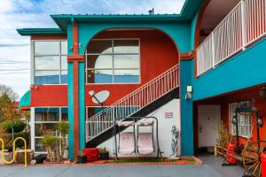 un edificio azul y rojo con una escalera de caracol en Sandia Peak Inn at Old Town Albuquerque en Albuquerque