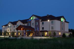 Holiday Inn Express Hotel & Suites Silt - Rifle, an IHG Hotel في Silt: تقديم فندق في الليل