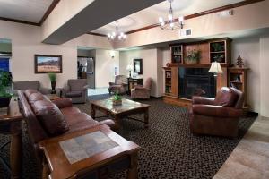 sala de estar con muebles de cuero y chimenea en Holiday Inn Express Hotel & Suites Silt - Rifle, an IHG Hotel, en Silt