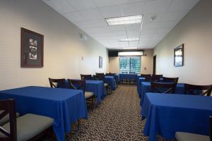 un comedor con mesas y sillas azules en Holiday Inn Express Hotel & Suites Silt - Rifle, an IHG Hotel, en Silt