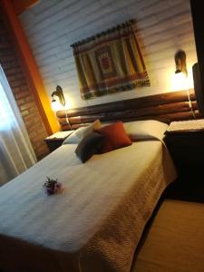 Un dormitorio con una cama grande con flores. en Cabañas Valentina en Cortaderas