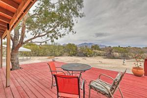 um pátio com uma mesa e cadeiras num deque em Mountain-View Retreat with Modern Interior and Kitchen em Tucson