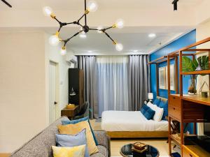 Kampung Sungai KarangにあるDeluxe Holiday Studio Suite at Timurbay with Seaviewのリビングルーム(ソファ、ベッド付)