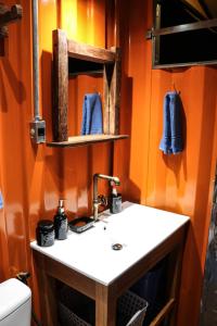Kúpeľňa v ubytovaní House Boat "Faroeste Caboclo"