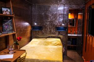 Tempat tidur dalam kamar di House Boat "Faroeste Caboclo"